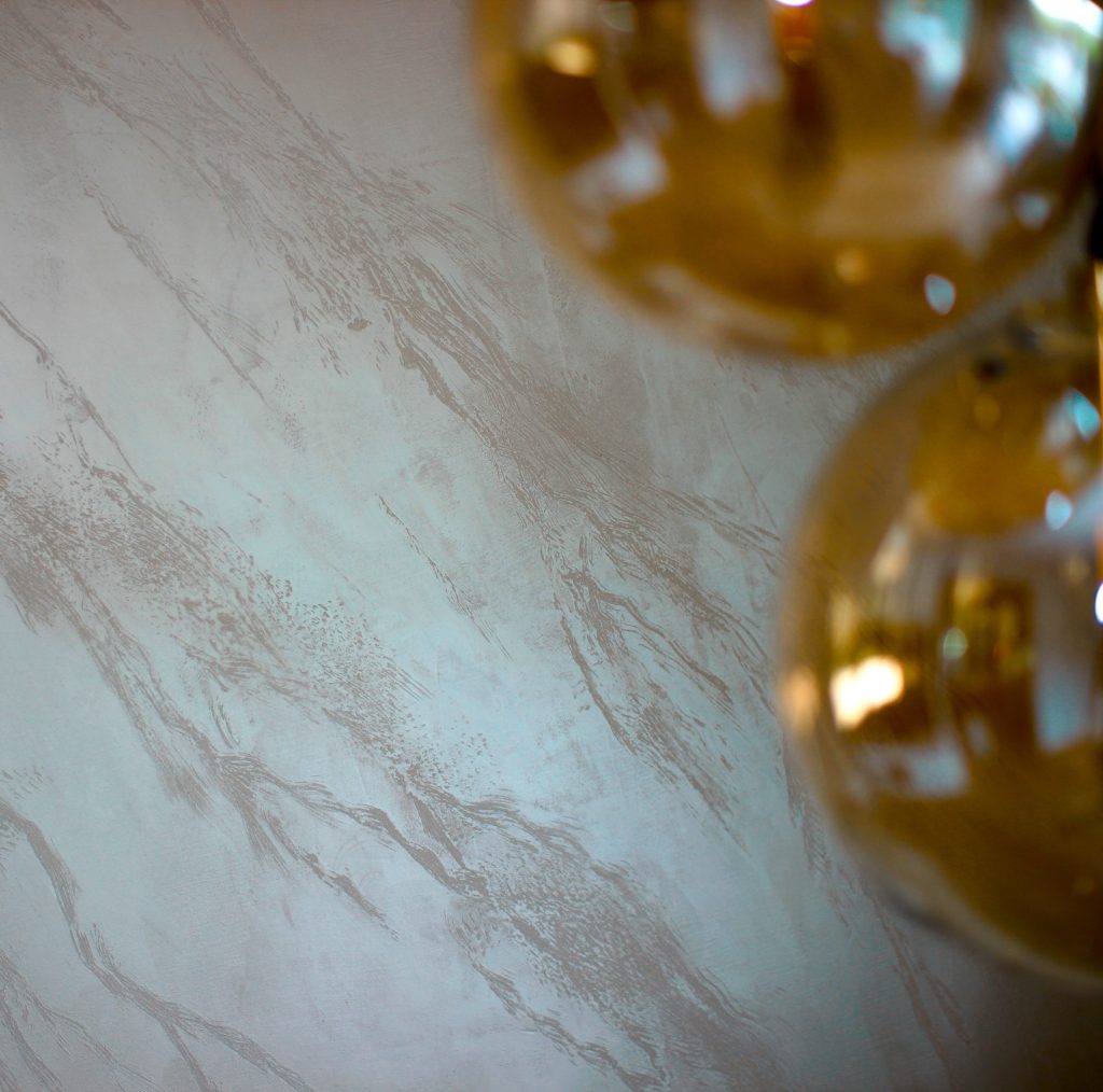 Kreative Wandgestaltung in Marmoroptik